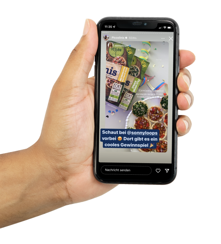 Person hält ein Handy-Mock-Up mit einem Wagner Piccolinis Screenshot